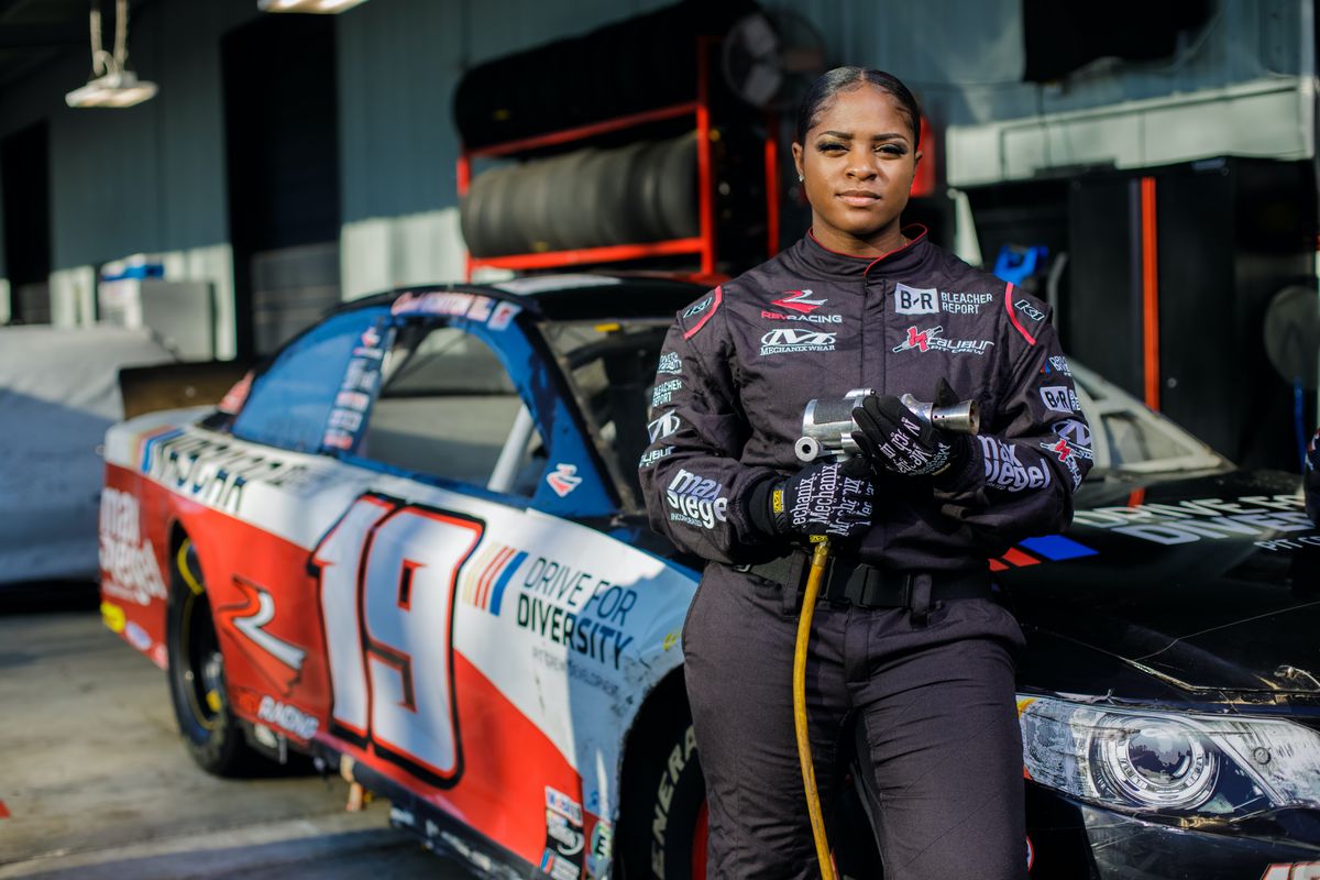 Един ден с Бреана Даниелс, първият член на екипажа на Черната жена на NASCAR