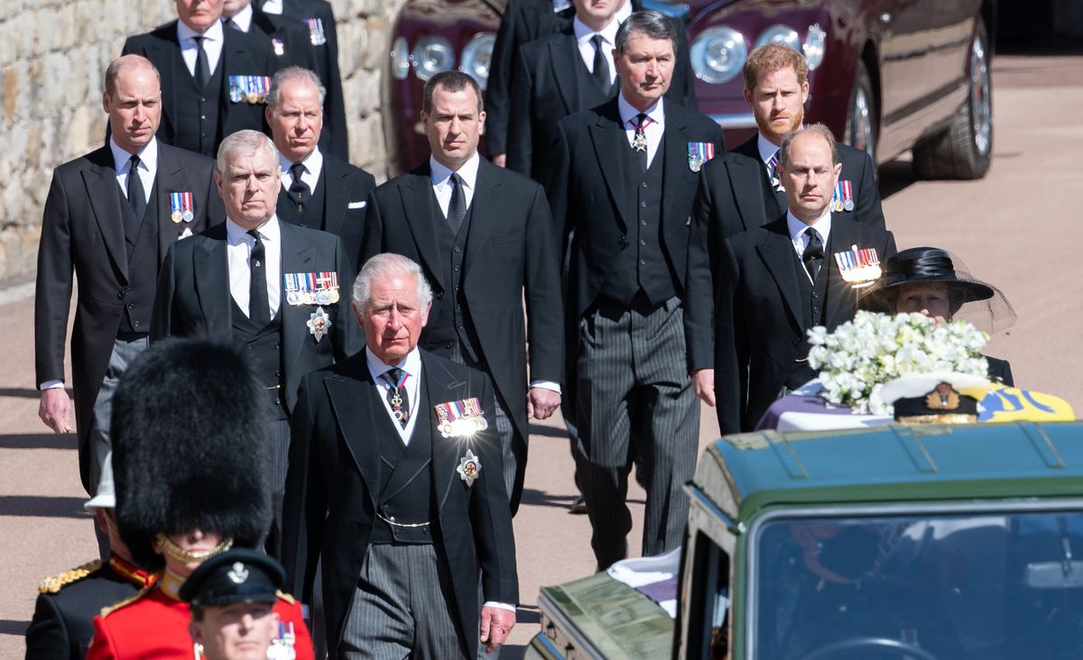 Снимки от погребалното шоу на принц Филип Кралското семейство в траур