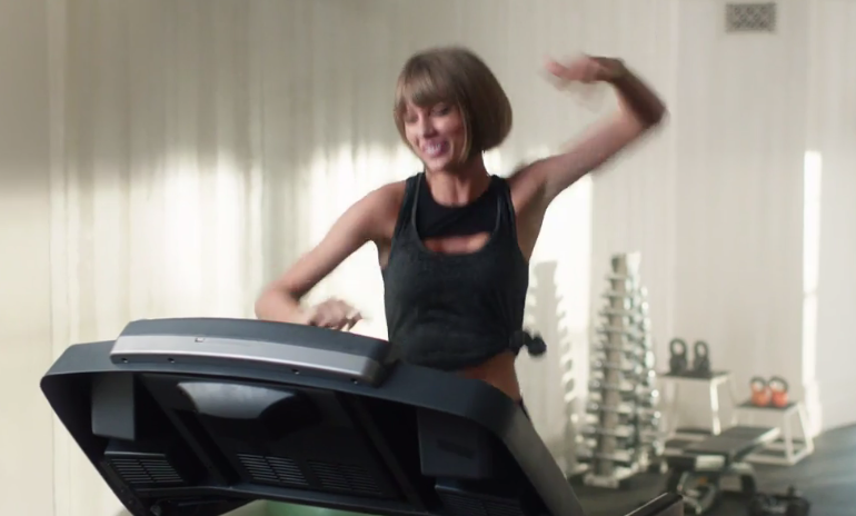 Taylor Swift prend tout un déversement sur son tapis roulant