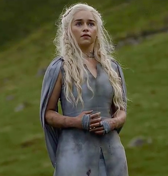 Ir vairāk nekā viens skaidrojums tam, kā Dany nomet savu gredzenu spēlē 'Thrones Game'.