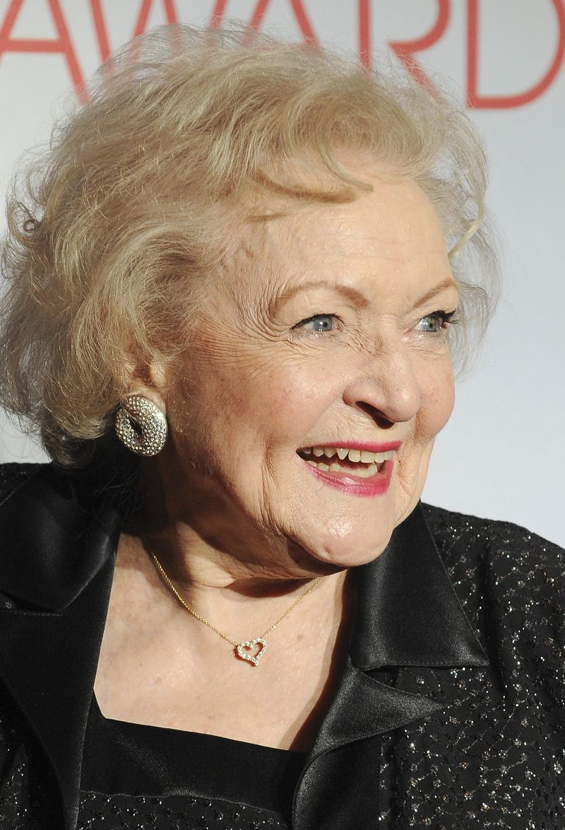 Komöödialegend Betty White sureb 99-aastaselt