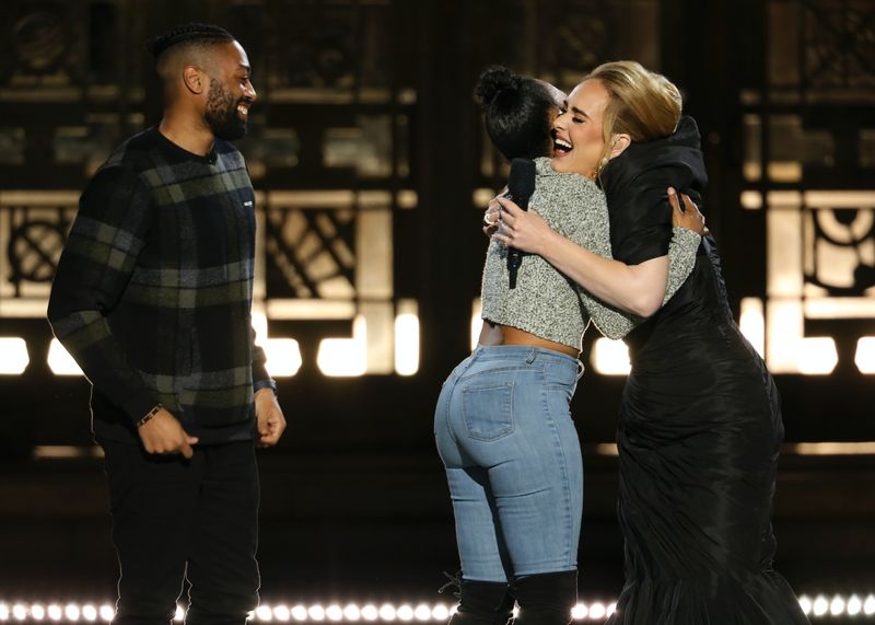 Adele half einem Mann, seiner Freundin einen Überraschungsantrag zu machen, und sang dann für sie