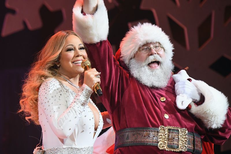 Mariah Carey a declarat că este timpul pentru sezonul Crăciunului, spargând un dovleac