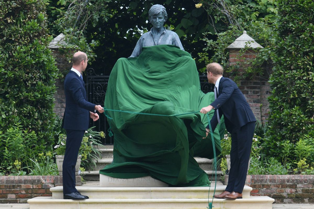 Princas Williamas ir Harry kartu atidengia princesės Dianos statulą