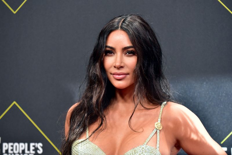 Kim Kardashian West savo SNL monologe skrudino savo *visą* šeimą