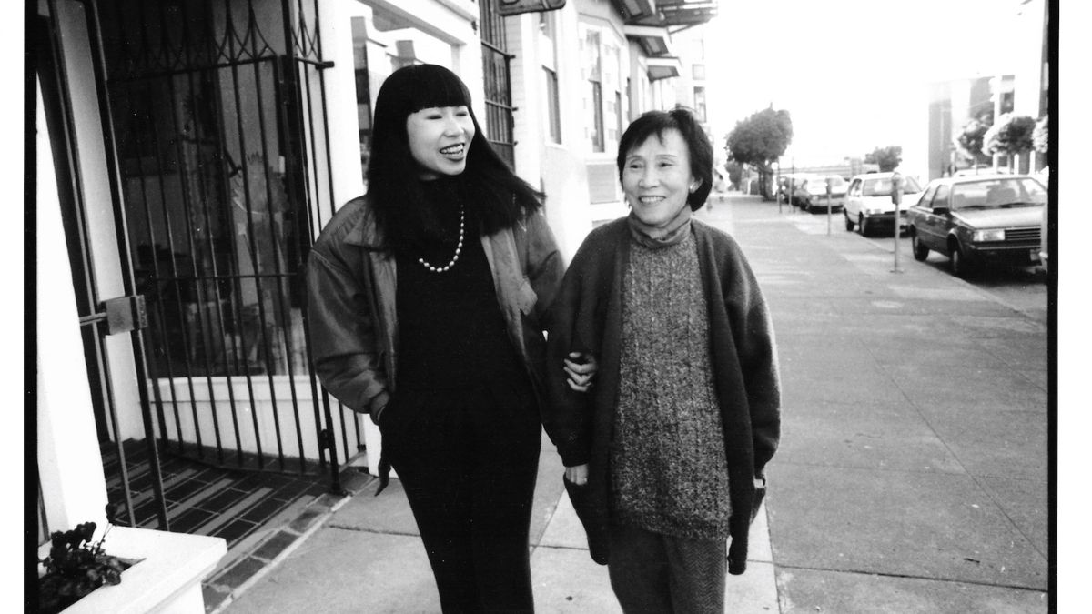 Amy Tan sait que les histoires en disent plus que les mots seuls. Maintenant, elle raconte la sienne.