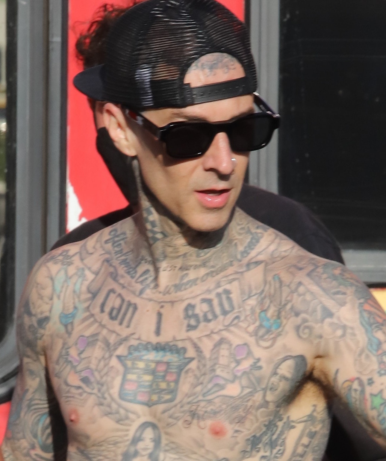 El nuevo tatuaje en el pecho de Travis Barker es un tributo muy claro a Kourtney Kardashian