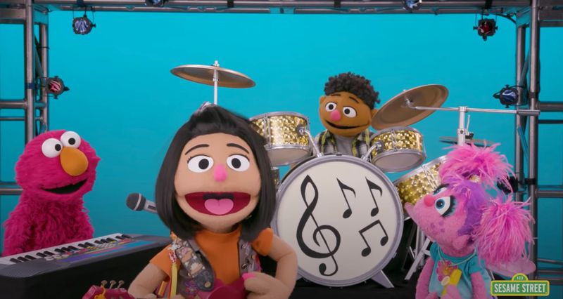 Ji-Young si unisce a Sesame Street come il primo Muppet asiatico-americano dello show dopo 52 stagioni