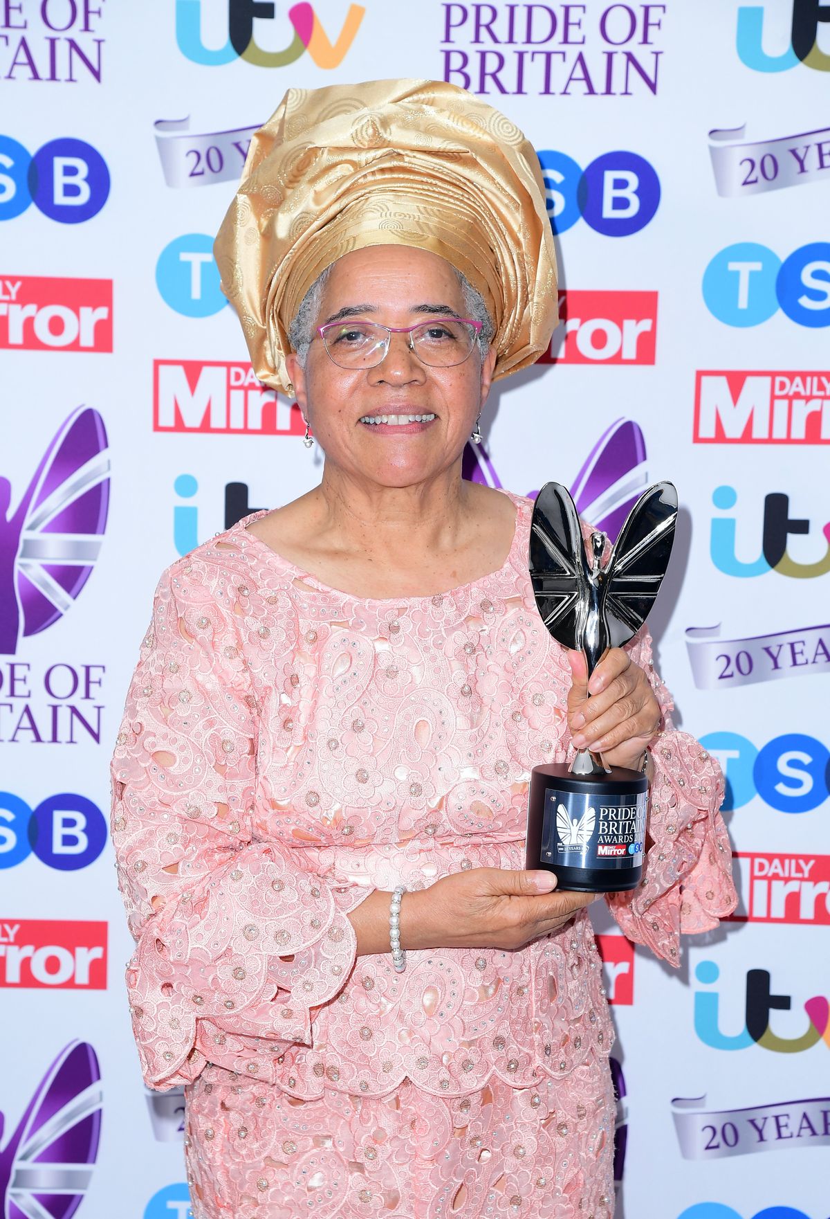 Dua Lipa vient de dédier son BRITs Award à Dame Elizabeth Anionwu
