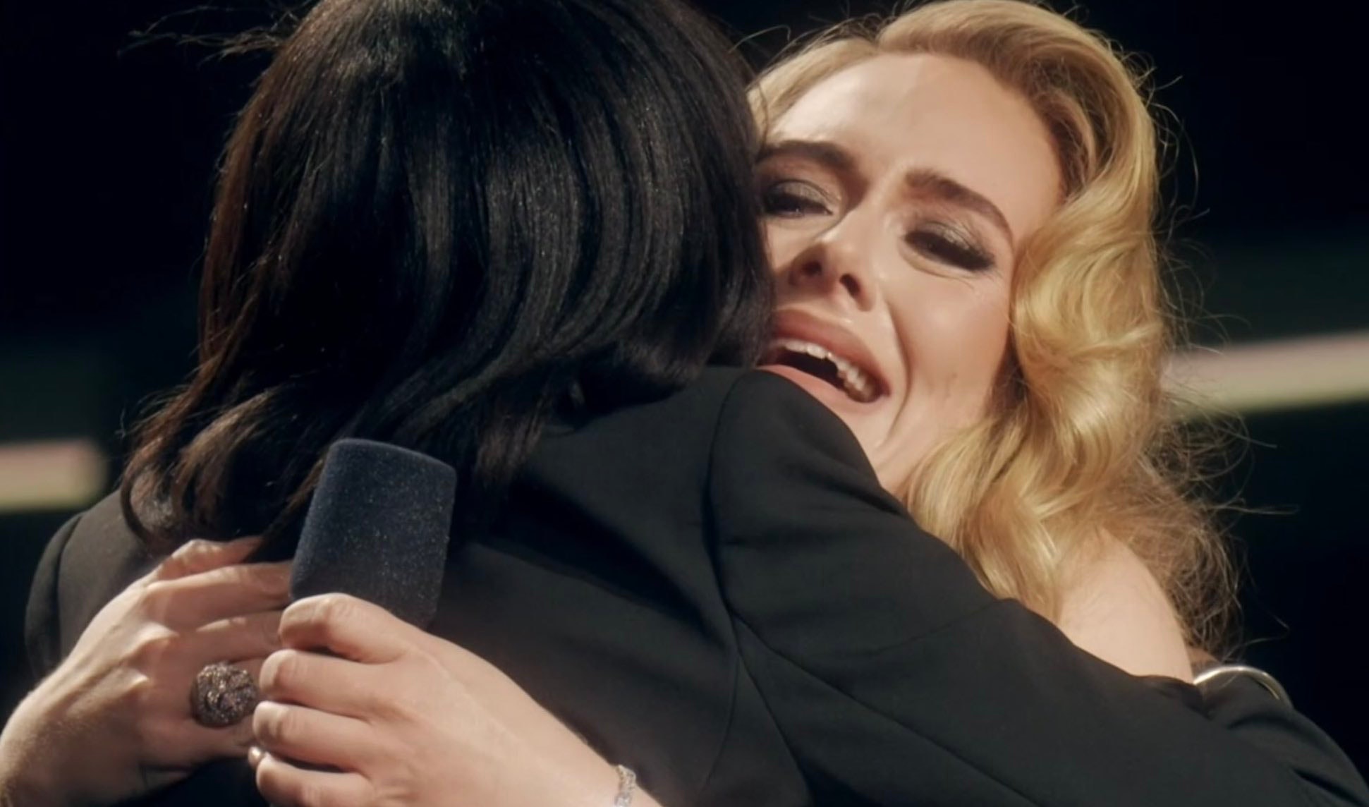 Adele lloró durante una reunión sorpresa en el escenario con su maestra de la infancia