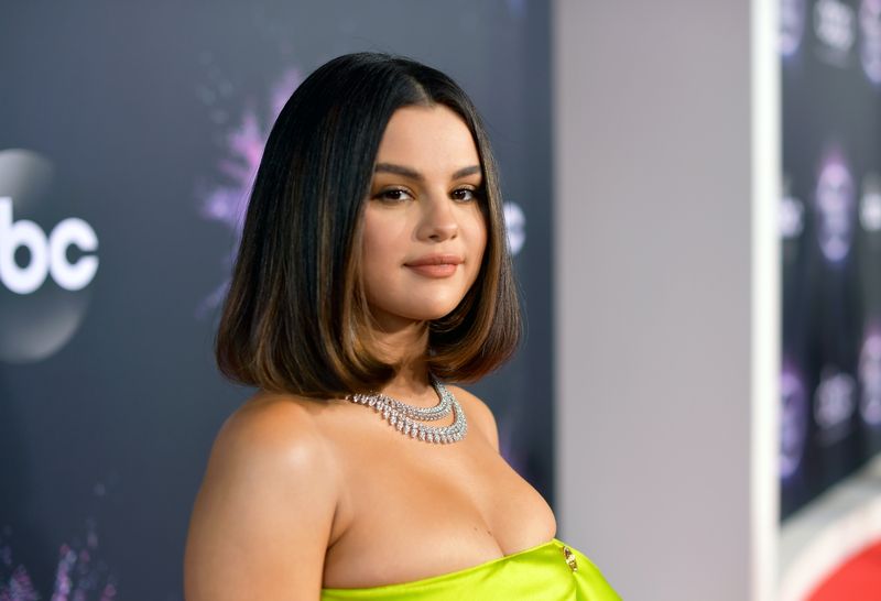 Selena Gomez affronta il contraccolpo per aver scherzato sul 'bere pesante' dopo il suo trapianto di rene