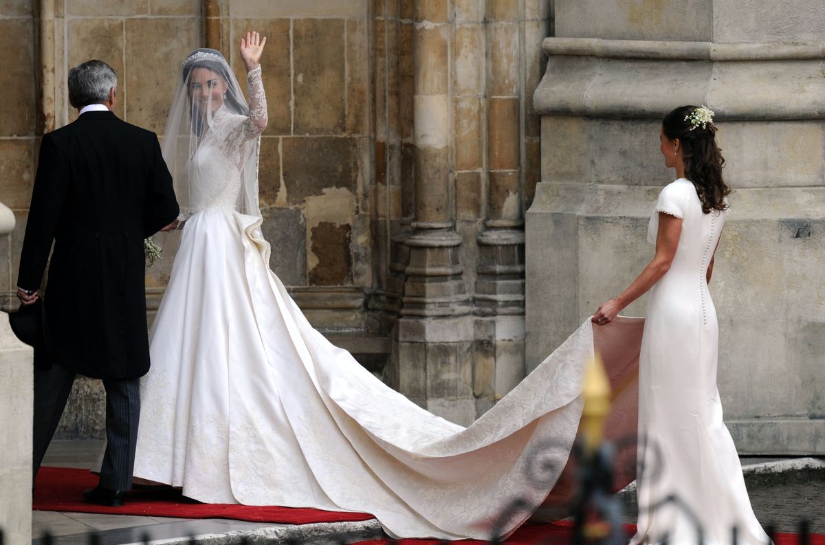 Šios 2 karališkosios vestuvinės suknelės yra populiariausios JK per dešimtmetį