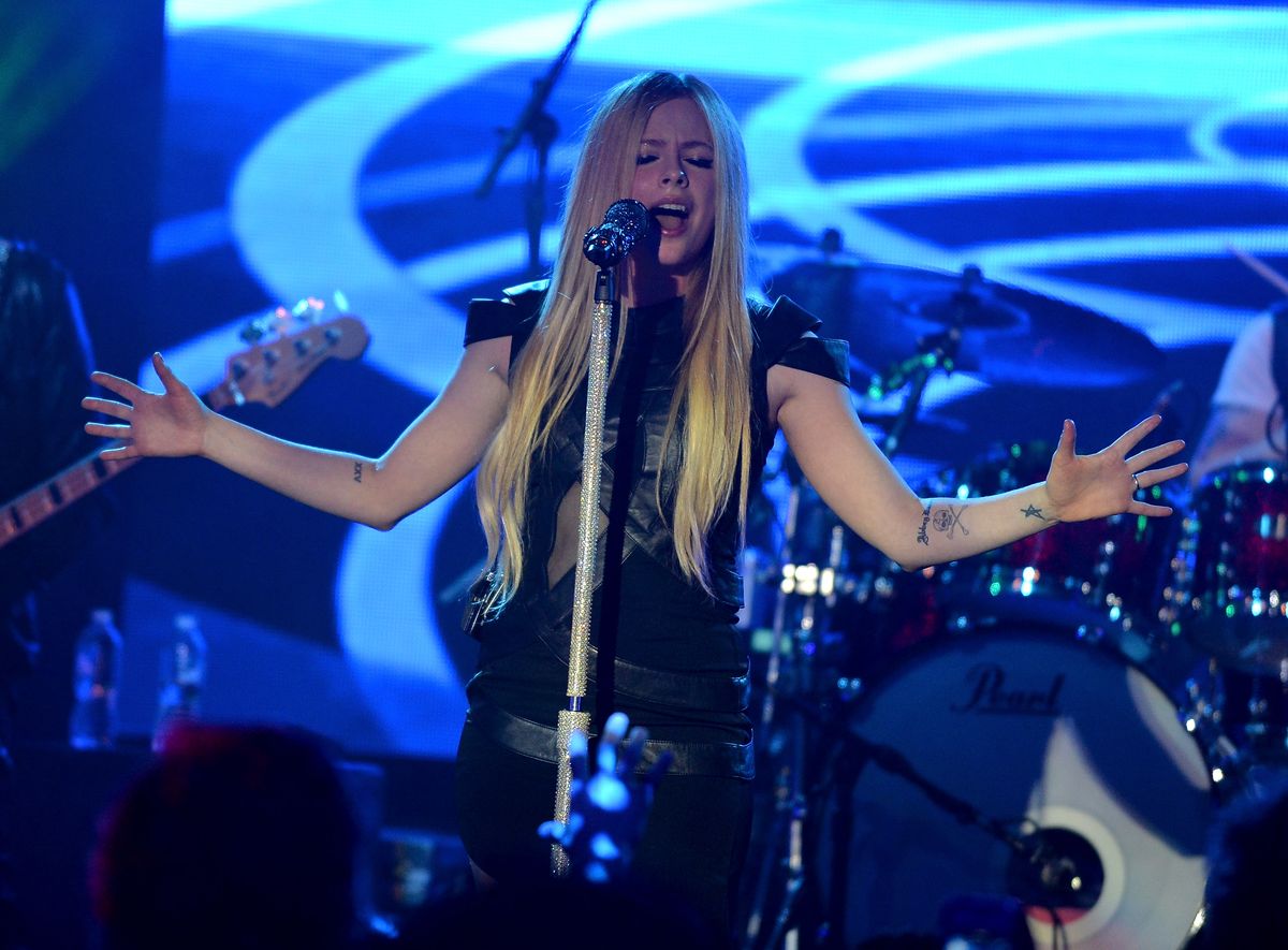 24 atuendos de Avril Lavigne que querías cuando eras preadolescente