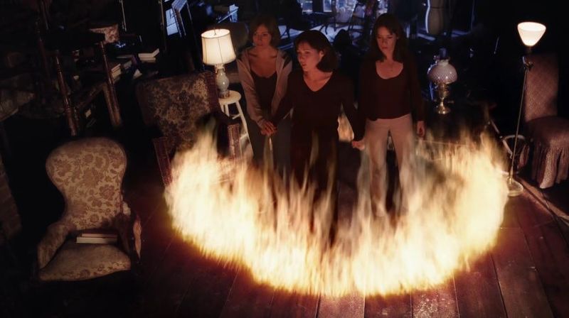 12 lietas, ko pamanīju, atkārtoti skatoties filmu Charmed Pilot