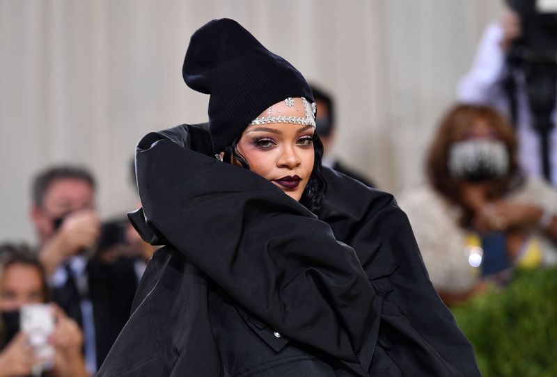 Τα Μπαρμπάντος μόλις ανακήρυξαν τη Rihanna Εθνικό Ήρωα