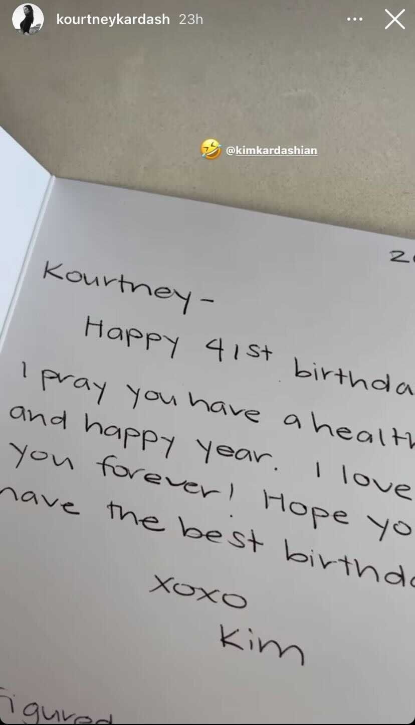 Kim Kardashian cometió un gran error en la tarjeta de cumpleaños de Kourtney