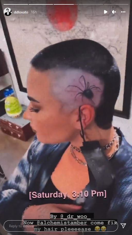 Το νέο τατουάζ αράχνη της Demi Lovato έχει μια ουσιαστική ιστορία