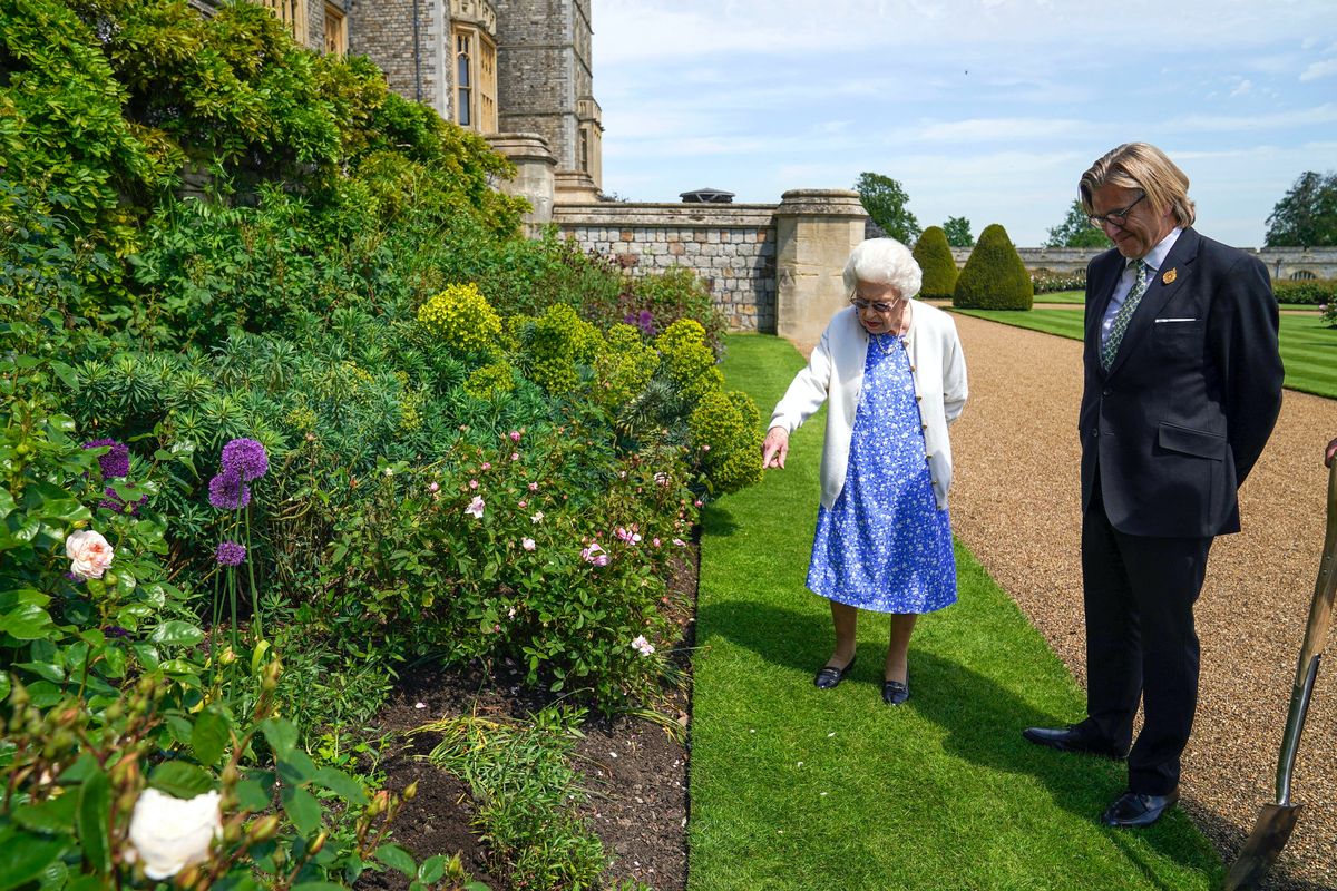 Кралицата отбелязва 100-ия рожден ден на покойния принц Филип по най-сладкия начин