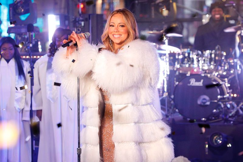 Mariah Carey ja hänen koiransa laulavat lemmikkiystävällisen esityksen All I Want For Christmas Is You