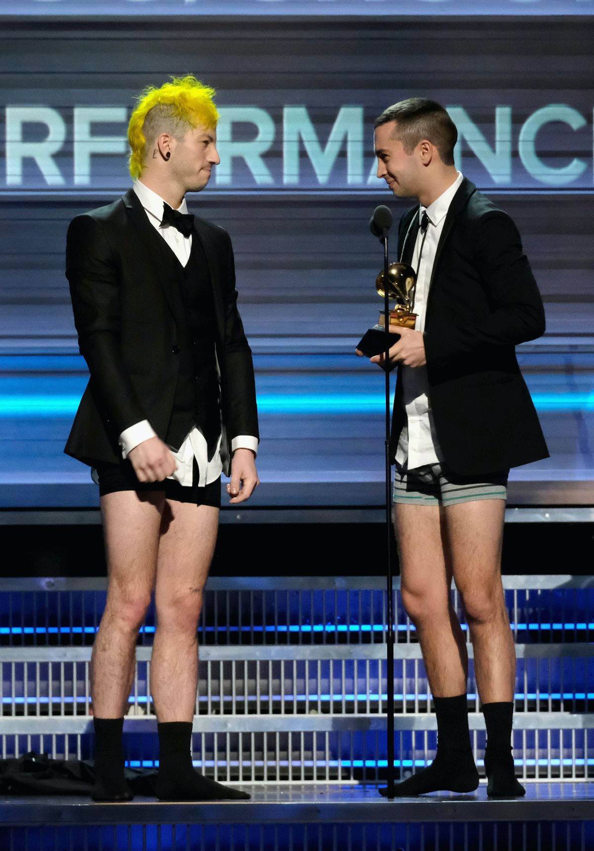 Tyler Joseph a baissé son pantalon pour accepter son Grammy et il a enfin expliqué pourquoi