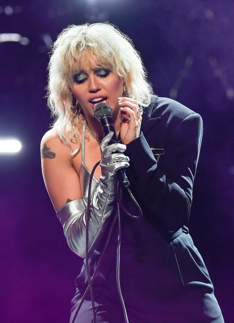 Miley Cyrus afferma di essere stata criticata per aver suonato come un uomo per tutta la vita