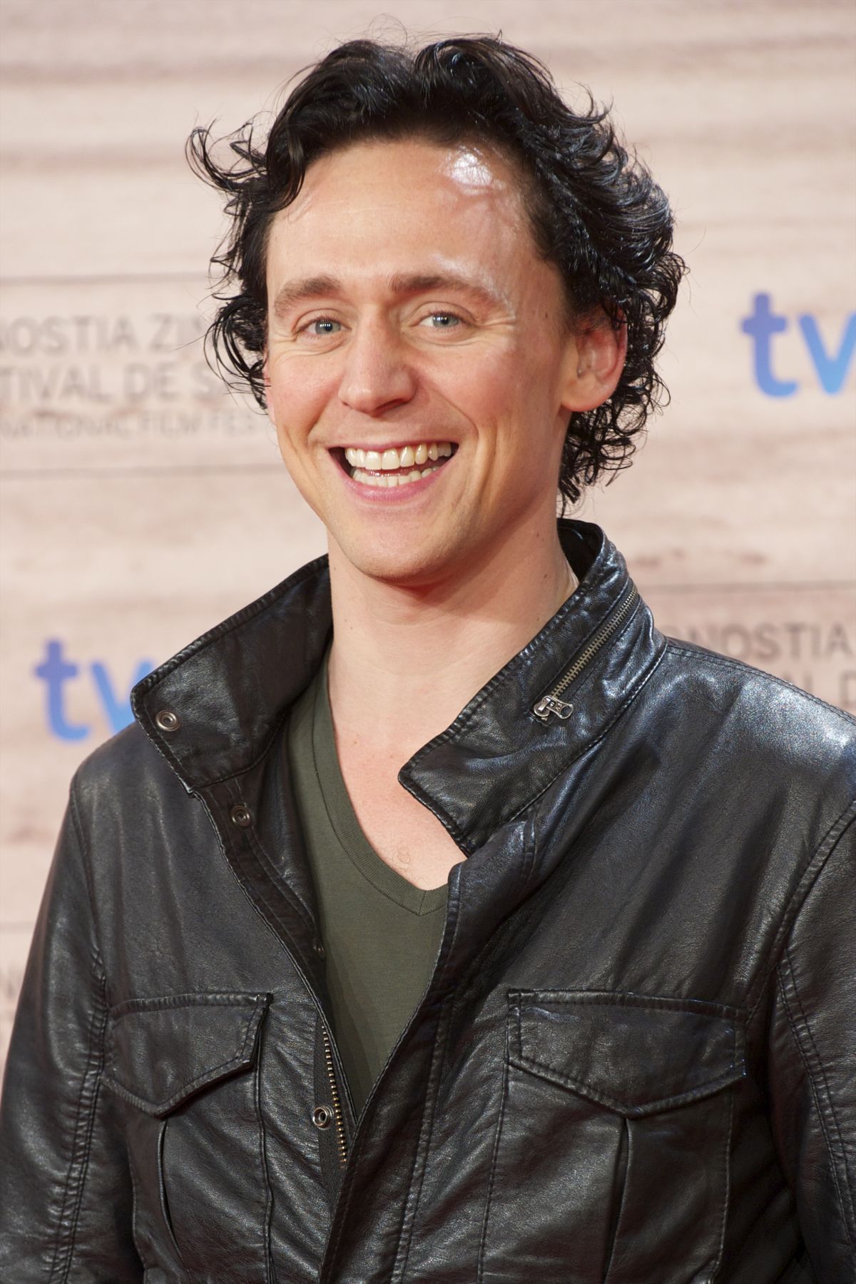 Ktorý účes Toma Hiddlestona je najlepší?