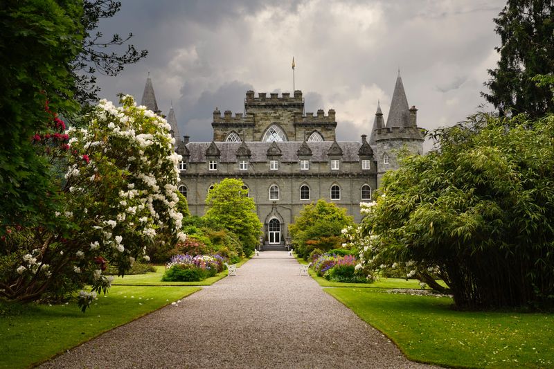 Феновете на абатството Даунтън може да разпознаят шотландския замък в много британски скандал