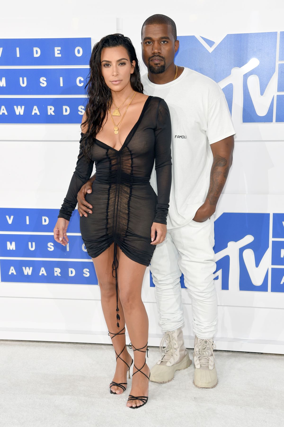 Kim y Kanye lucen geniales e informales en los VMA