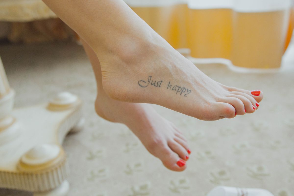 Ce que c'est vraiment de se faire tatouer le pied