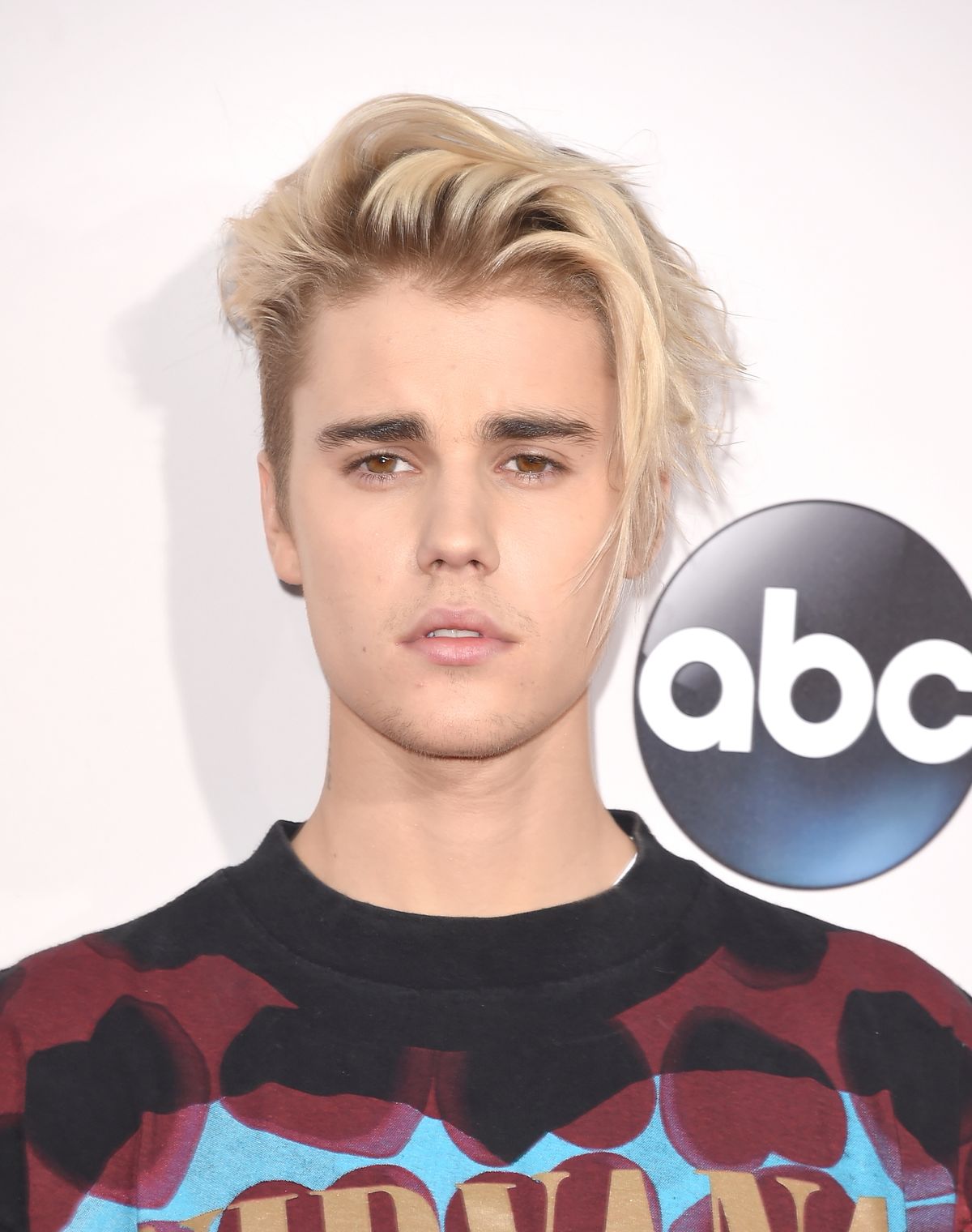 Miks Justin Bieber värvis oma kuulsaid juukseid lillaks?