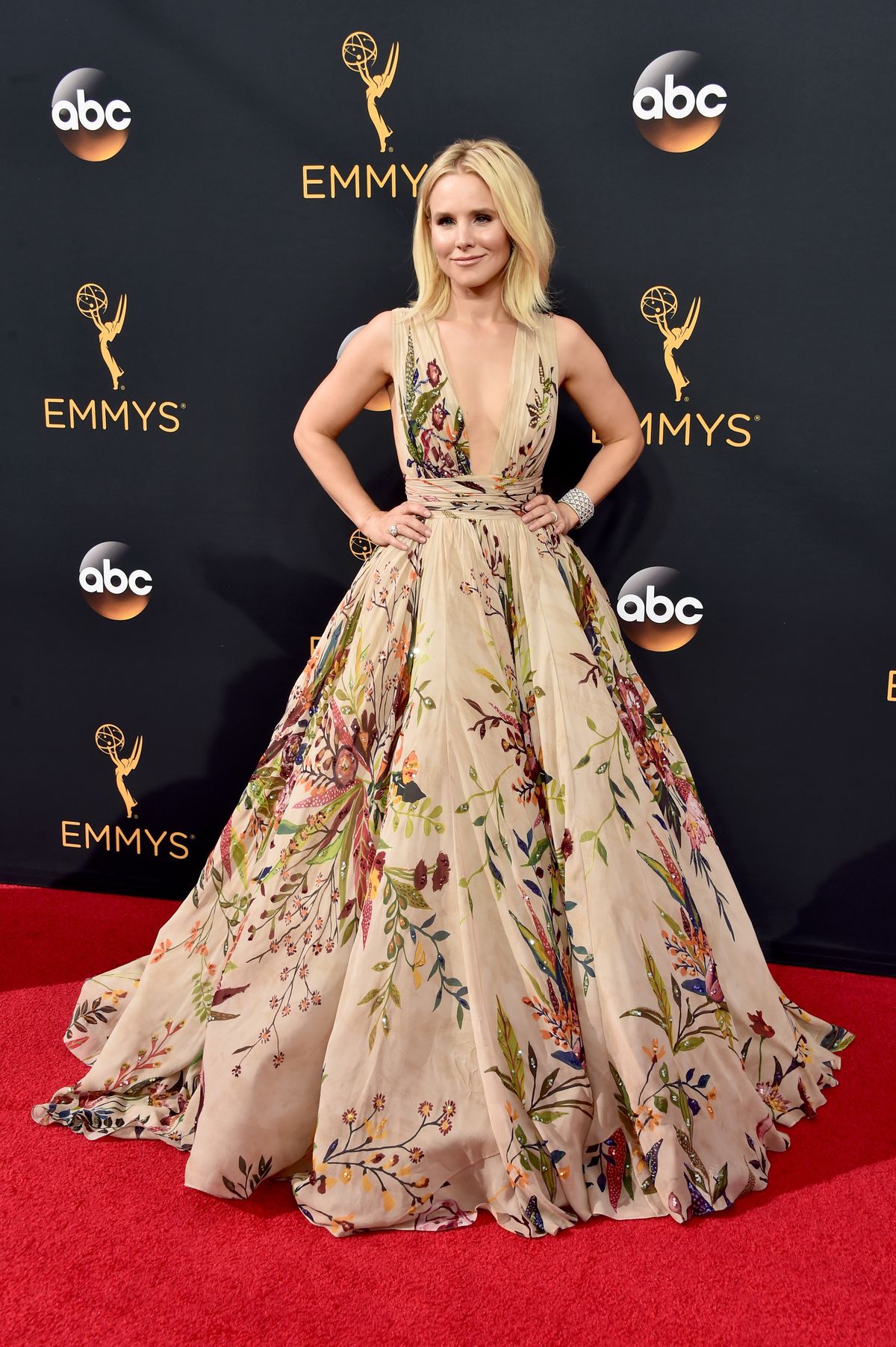 „Kristen Emmy“ suknelių dizainerė yra raudonojo kilimo pagrindinė medžiaga