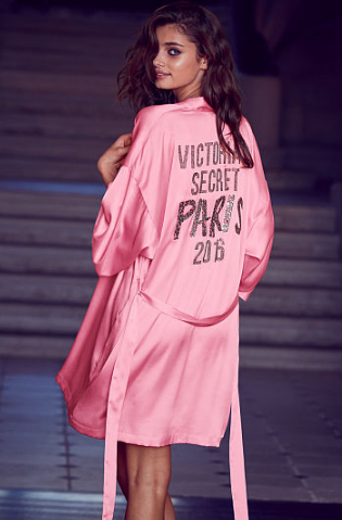 Vous pouvez acheter les robes roses Victoria's Secret ici