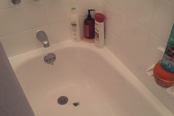 Voici comment nettoyer les cheveux hors du drain de douche