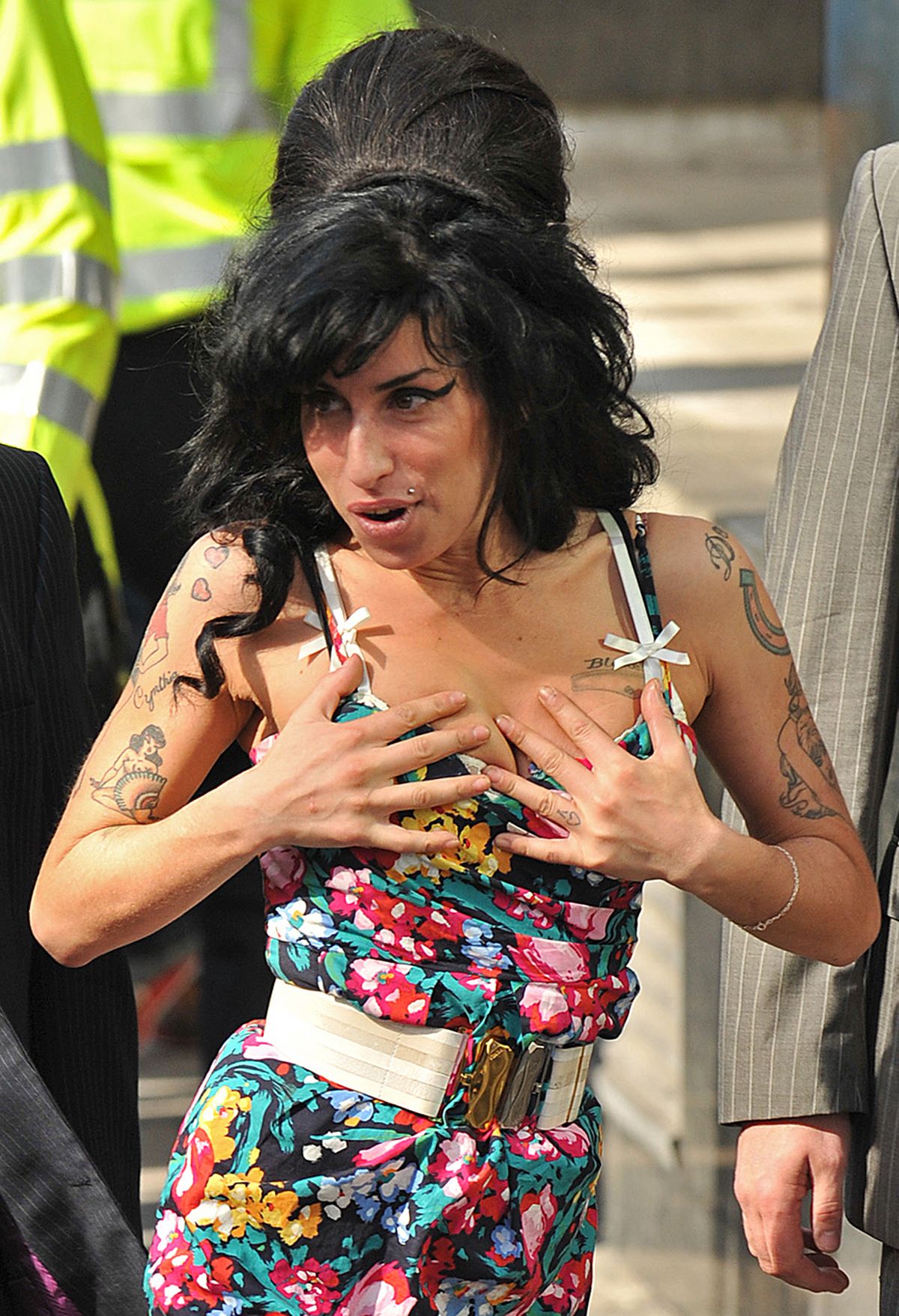 9 geriausi Amy Winehouse avilių ir akių kontūro deriniai