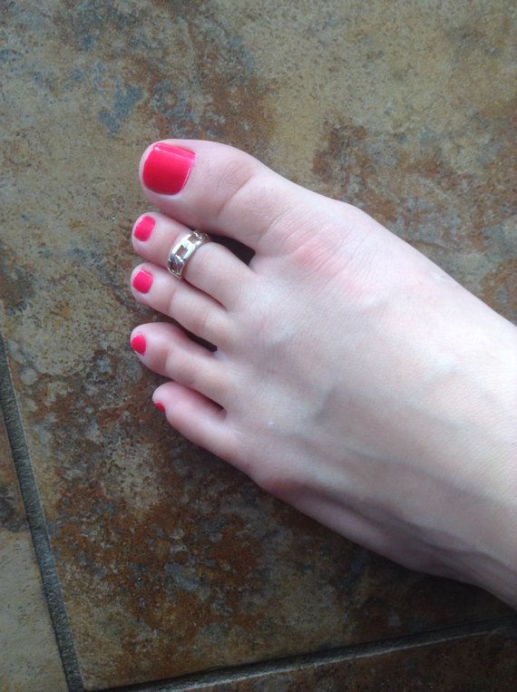 11 cosas que todo usuario de un anillo en el dedo del pie entenderá
