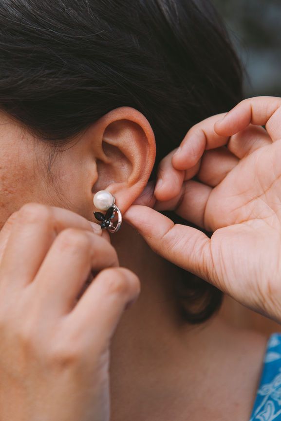 Comment nettoyer vos boucles d'oreilles sans les ruiner