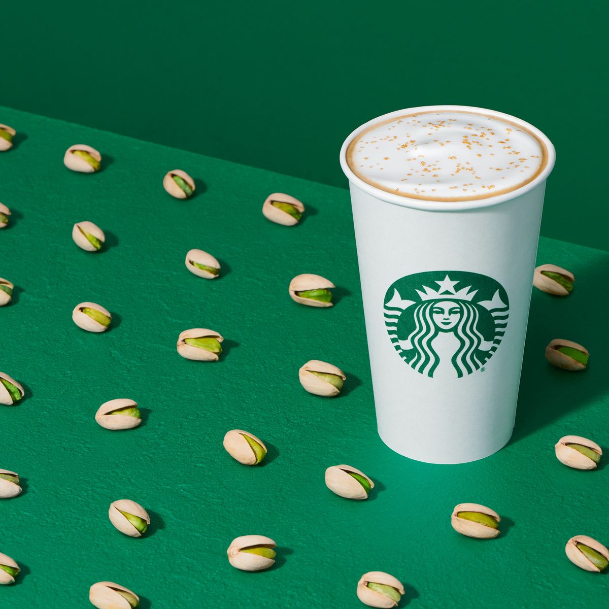Τα Starbucks μόλις πρόσθεσαν ένα φιστίκι Latte στη σειρά του χειμώνα 2021