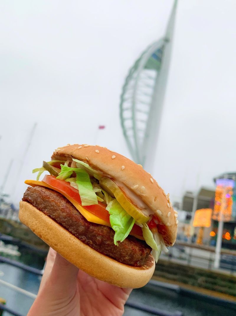 Noul Burger Vegan McDonald’s este literalmente peste tot