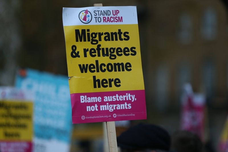 4 façons significatives de soutenir les réfugiés traversant la Manche