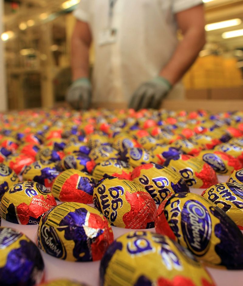 Cadbury visā Apvienotajā Karalistē ir paslēpusi 146 krēmkrāsas olas līdz 10 000 £