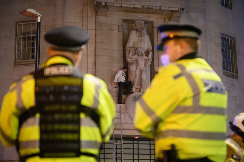 Истинската причина Статуята на Ерик Гил е била насочена от протестиращи