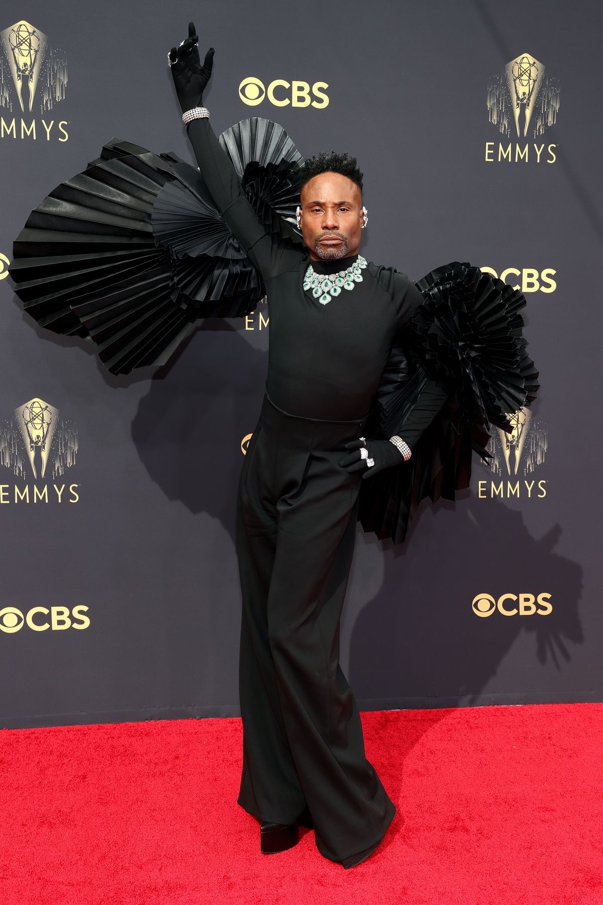 Τα φτερά του Billy Porter Just Shut Down The Emmys Red Carpet
