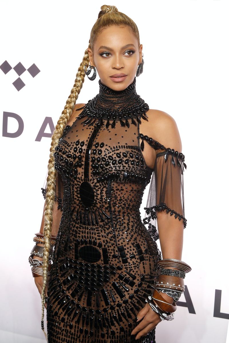 Beyoncé hõbedane prantsuse maniküür on metalliline täiuslikkus