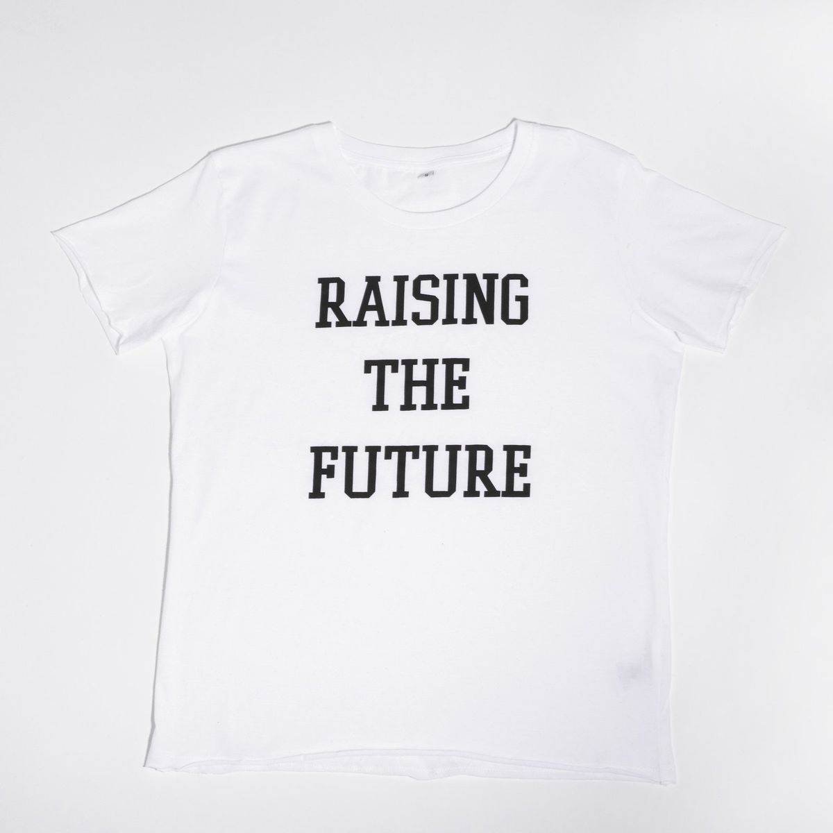 Saate endiselt osta Meghani T-särki 'Raising The Future'.