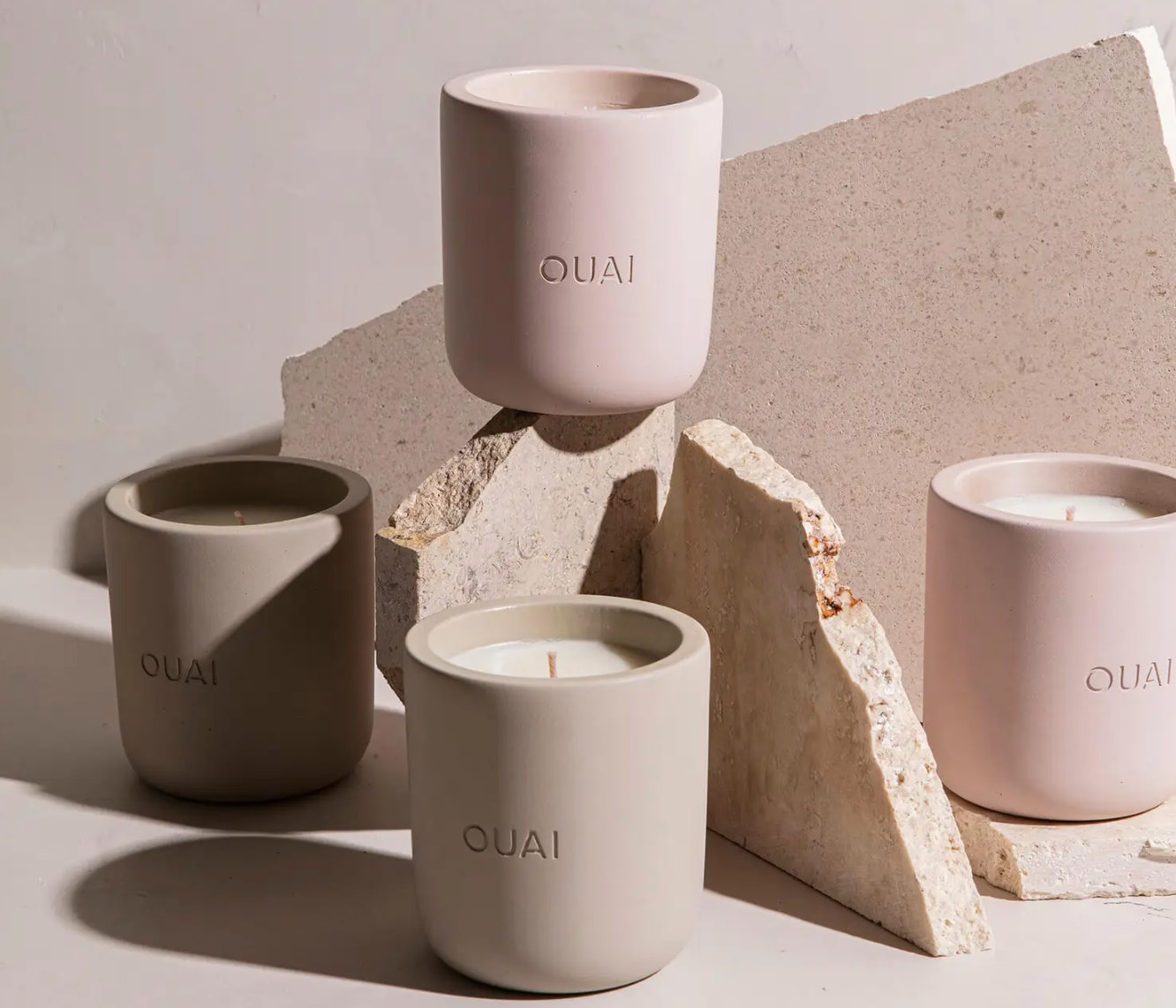 Kultna lepotna znamka OUAI je pravkar lansirala sveče v svojih značilnih dišavah