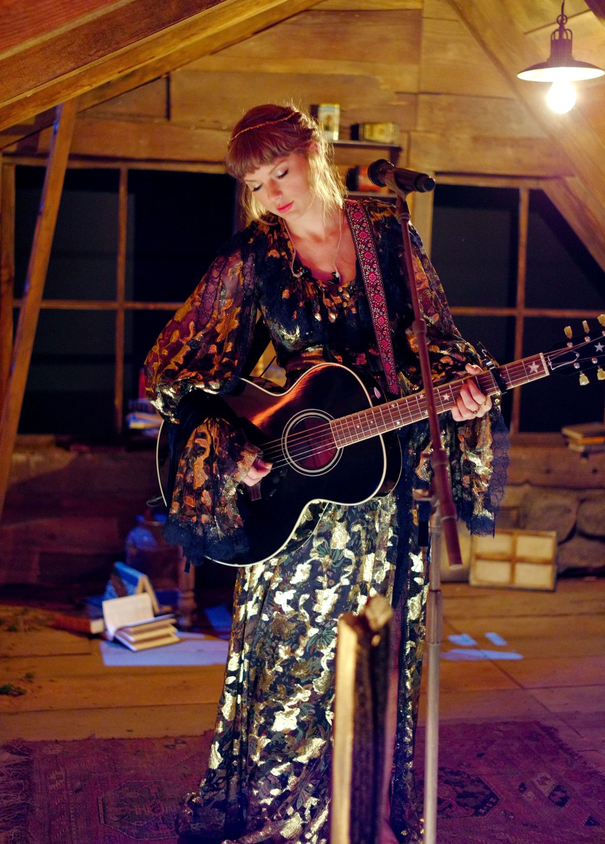 Obleka za nastop Taylor Swift za grammyje je bila zelo navdihnjena z Bridgertonom