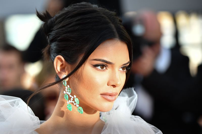 Kendall Jenner vėžlio kiautų manikiūras aptarnauja pagrindinį 2022 m. nagų inspochą
