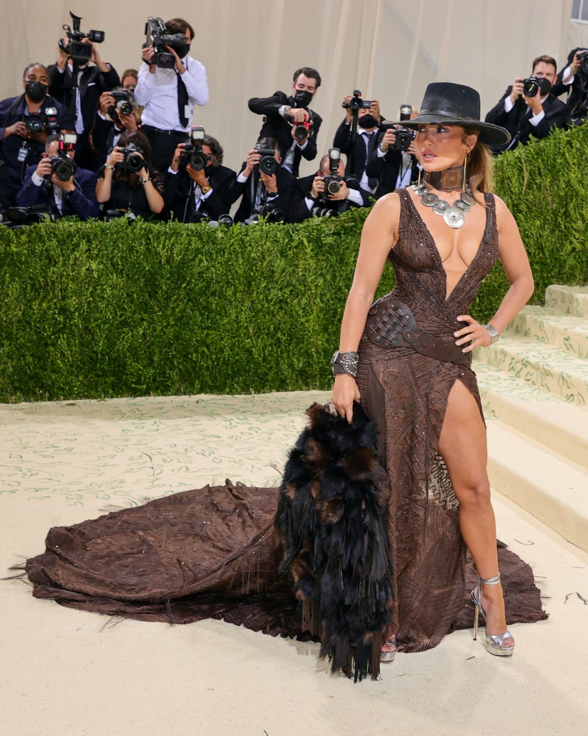 J.Lo war ein glamouröses Cowgirl auf dem roten Teppich der Met Gala