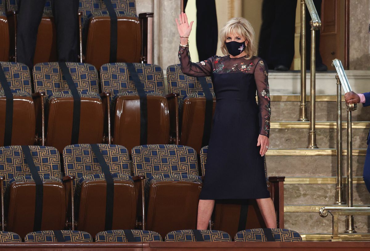 Jill Bidenin uusimmassa mekossa on inspiroivin piiloviesti