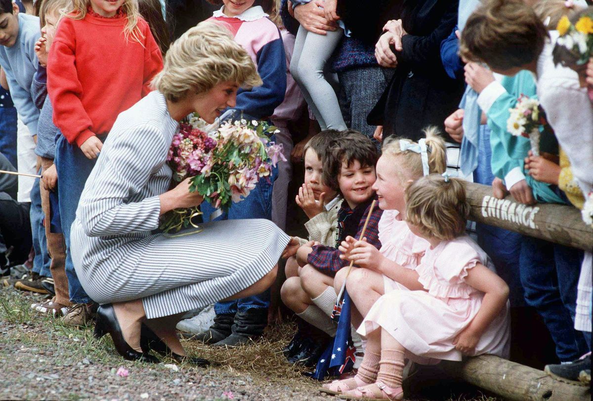 Il motivo per cui la principessa Diana non indossava cappelli intorno ai bambini è oltre il dolce